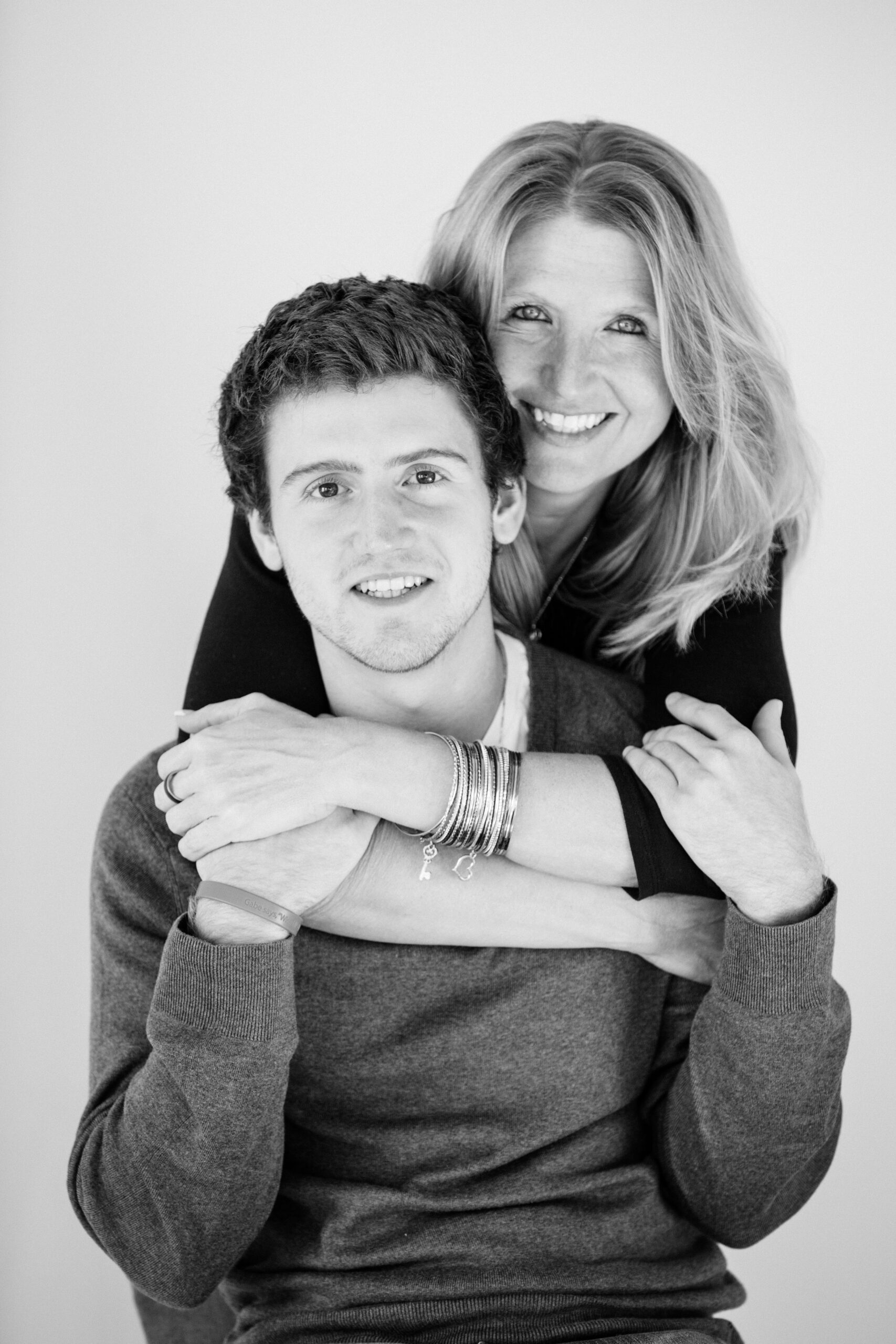  Leesburg, Virginia, photography studio, 20175, 20176, photography, Alimond photography studio, family portrait, mother and son, love, women's black shirt, family photography, family photography session, hug, black and white, black and white photo, b